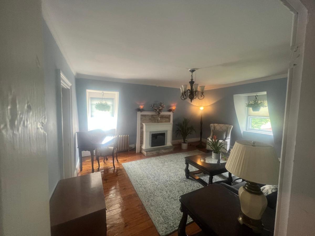 Private Victorian Apartment In Convenient City Location On 5 Acre, Sleeps 5 Poughkeepsie Eksteriør billede