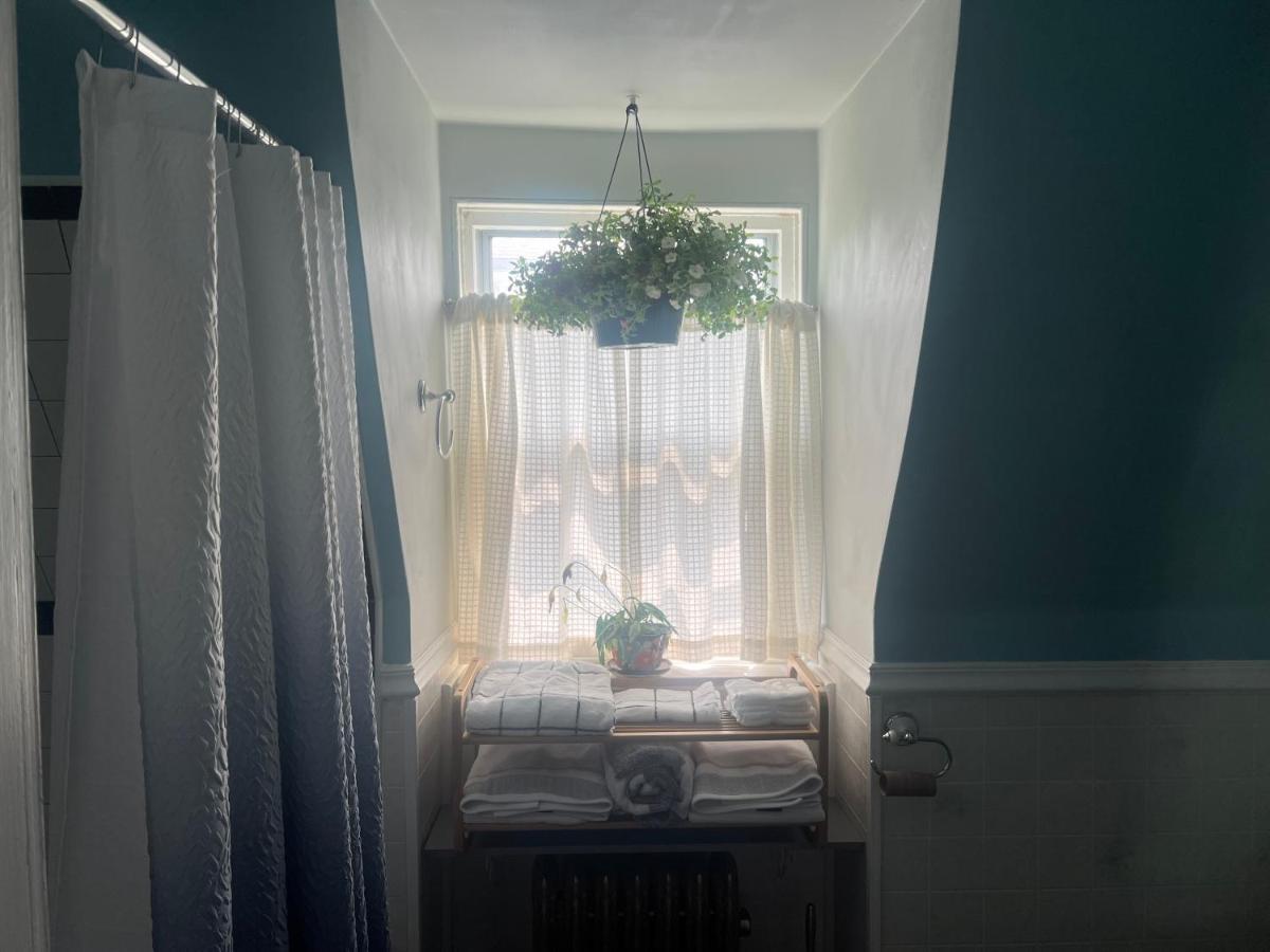 Private Victorian Apartment In Convenient City Location On 5 Acre, Sleeps 5 Poughkeepsie Eksteriør billede
