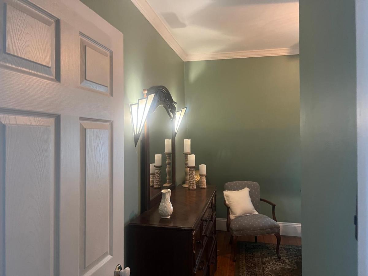 Private Victorian Apartment In Convenient City Location On 5 Acre, Sleeps 5 Poughkeepsie Eksteriør billede