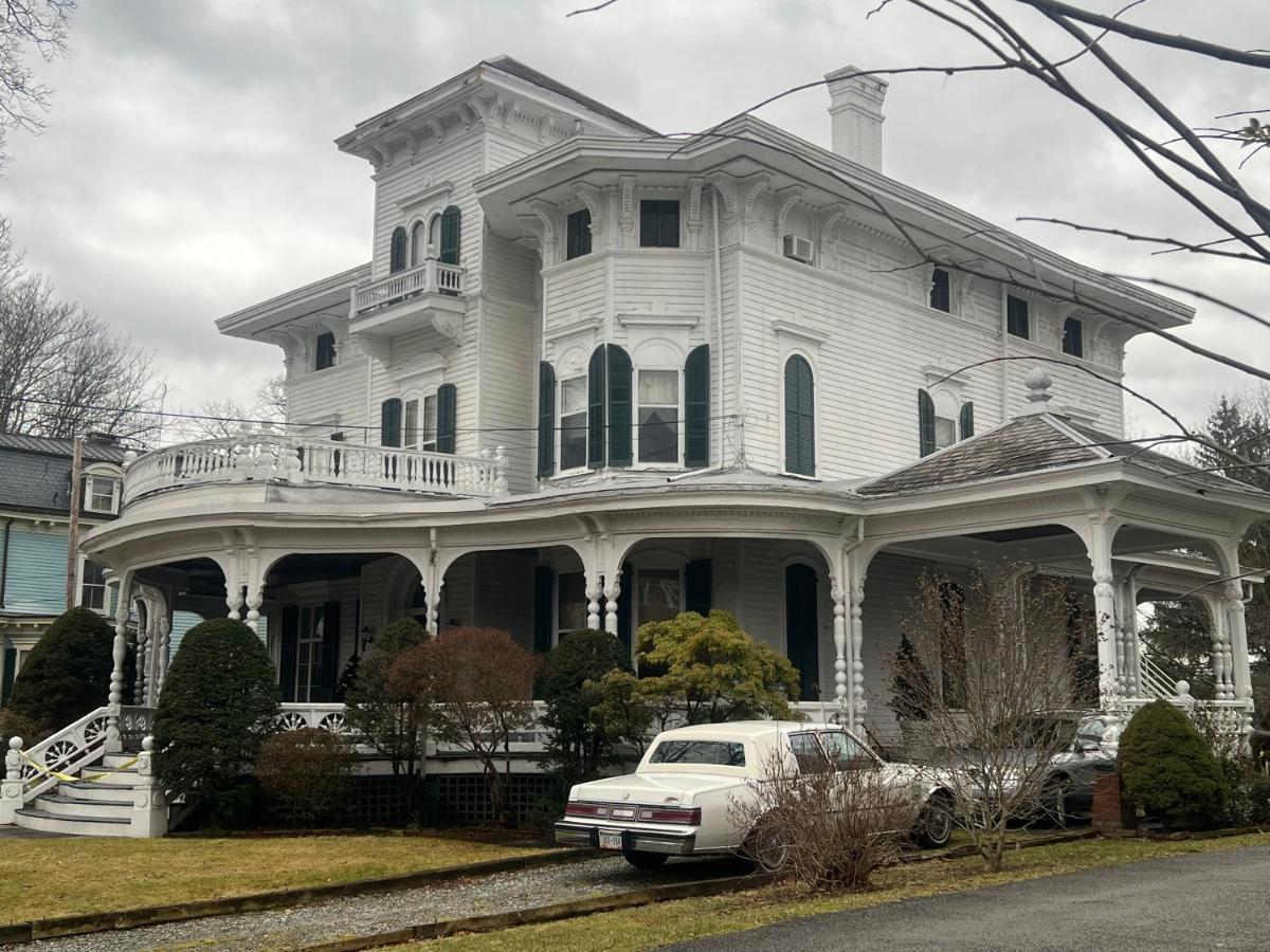 Private Victorian Apartment In Convenient City Location On 5 Acre, Sleeps 5 Poughkeepsie Eksteriør billede