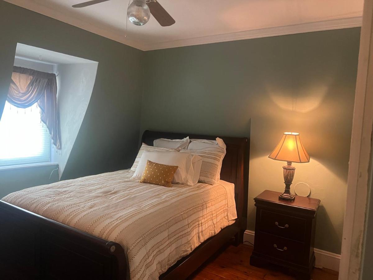 Private Victorian Apartment In Convenient City Location On 5 Acre, Sleeps 5 Poughkeepsie Eksteriør billede